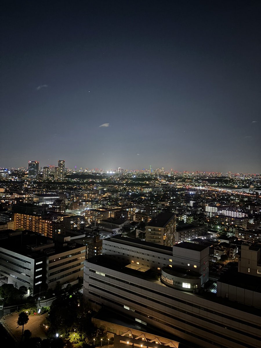 infure202301's tweet photo. 昨日はお友達のお家に行って終わらない自慢話を聞いてましたとさ。
こんな夜景を見ながら毎日酒をあおってみたいね。 https://t.co/jOO6g2tg5h