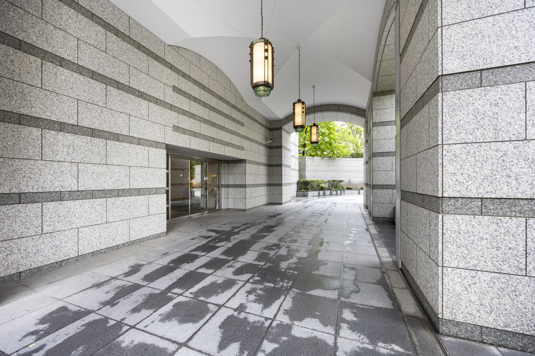 mitaina_tokyo's tweet photo. 【麻布霞町パークマンション】
📍取材記事
https://t.co/SxCggrlssH
🛋️ルームツアー
https://t.co/5LvOM4IDke

「広尾」駅 徒歩10分/築20年以上
重厚感のある外観に手入れされた緑が彩りを添える。パークマンションシリーズの高級レジデンス🌳🪻
近隣には「六本木ヒルズ」や「東京ミッドタウン」「有栖川宮記念公園」があり、都会の利便性と自然の潤いを日常に取り込める立地です✨
モニター付きのオートロックや24時間有人管理体制で安心のセキュリティ🔐
エントランスロビーにはソファセットにライブラリースペースもあって落ち着いた雰囲気が漂っていました😌🛋️

#高級マンション　#mitaina　#広尾　#麻布十番　#六本木ヒルズ　#東京ミッドタウン　#有栖川宮記念公園　#mitainaマンション図鑑