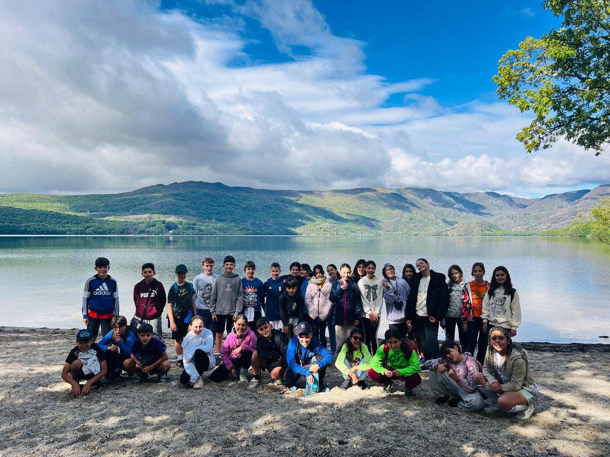 DiscipulasLeon's tweet photo. Nuestros chicos de la Weekcamp están hoy de excursión en medio de la naturaleza zamorana. Han visitado el Lago de Sanabria e incluso algunos valientes se han atrevido a meter los pies... (El agua estaba muuuuu fría)
#weekCamp #Englishisfun #english4all #Sanabria #leonesp https://t.co/3EIx7Lp4nm