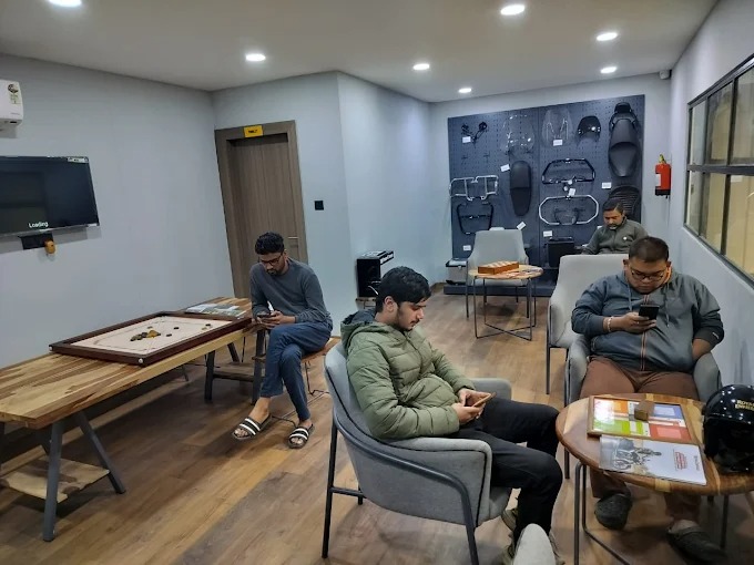 powerandtorque's tweet photo. Your comfort matters as much as your ride!

At Royal Enfield Vasundhra Service Center, we not only take care of your motorcycle but also ensure you have a pleasant experience while waiting.

#royalenfieldservicecenter #servicecentervasundhra  #vasundhraghaziabad #bikecare https://t.co/U1mz2Niyqe