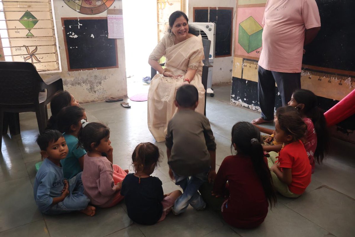 manisha_vakil's tweet photo. ગાંધીનગર જિલ્લાના માણસા તાલુકાના બાલવા ગામની બાલવા - 6 આંગણવાડી કેન્દ્રની મુલાકાત કરી વિદ્યાર્થીઓ સાથે હર્ષભર્યો સંવાદ કર્યો. બાળકોને સારા સંસ્કાર, સ્વચ્છતા અને નિયમિત અભ્યાસ માટે પ્રોત્સાહિત કર્યા. https://t.co/JPhAJ6Oe4A