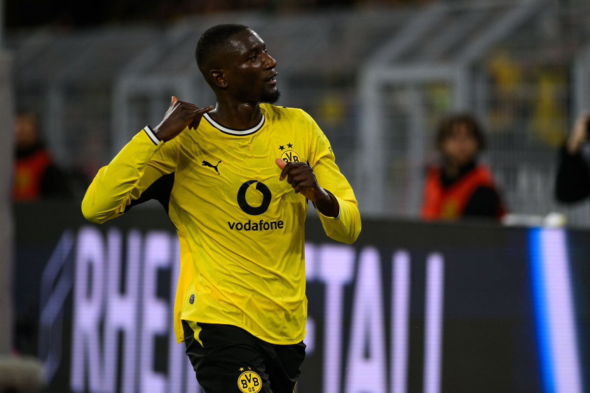 EndritBVB's tweet photo. @bvbnewsflash Ja okey aber warum feiert er so dann? Der will weg. https://t.co/oKqs8Zrt0I