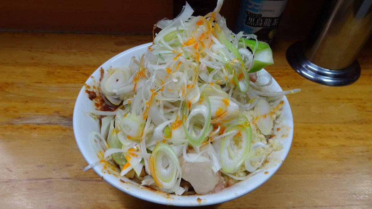 au_vaio's tweet photo. ラーメン二郎　立川店

汁なし「T2」+ネギ。
ピリ辛汁なし担々麺といった感じでほぐし豚が目新しい。
大量のネギが辛さを和らげてさっぱり完食。 https://t.co/iIsmF8tbWS
