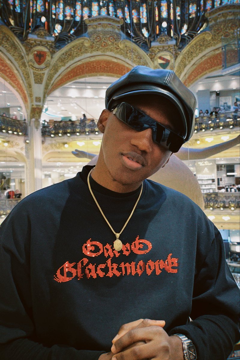 DB_nigeria's tweet photo. @willisgiveDem in David Blackmoore Logo tee. https://t.co/w4XpujOeV2