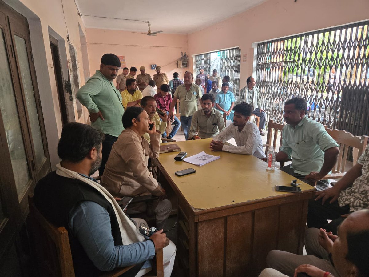 AshokMlc's tweet photo. सेवा धर्म नित्य कर्म
जनता दर्शन ही हरि दर्शन🙏🚩

जनता- जनार्दन की सेवा मेरा परम सौभाग्य है। आज कछौना आवास पर क्षेत्र से आये हुये देवतुल्य जनता व कार्यकर्ताओं की समस्यायों को सुनकर उनके निराकरण हेतु संबंधित को निर्देशित किया..!

#जनता_दर्शन https://t.co/rQmpJb7uJA