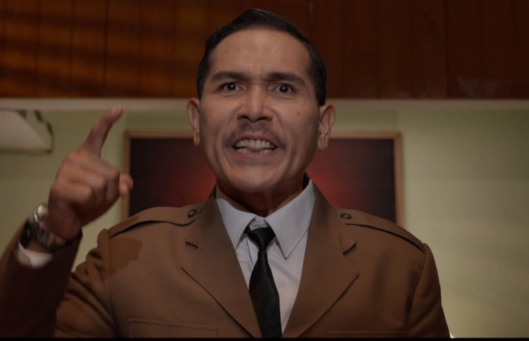 ipiiiiiiiiiiiin's tweet photo. Bercerita sedikit tentang Om Ery Makmur di film ini, di mana Om Ery memerankan Purnomo Subagyo. Seorang kepala sekolah yang berambisi tingkatkan kecerdasan siswa lewat makan siang gratis, namun persiapan singkat dan penunjukan yang salah justru berujung malapetaka. https://t.co/Gk9KOp69mw