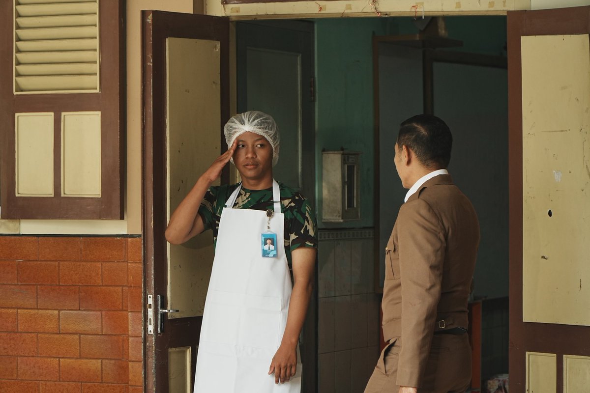 ipiiiiiiiiiiiin's tweet photo. Bercerita sedikit tentang Om Ery Makmur di film ini, di mana Om Ery memerankan Purnomo Subagyo. Seorang kepala sekolah yang berambisi tingkatkan kecerdasan siswa lewat makan siang gratis, namun persiapan singkat dan penunjukan yang salah justru berujung malapetaka. https://t.co/Gk9KOp69mw