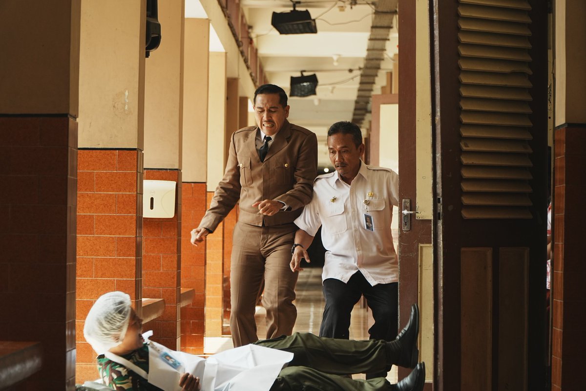 ipiiiiiiiiiiiin's tweet photo. Bercerita sedikit tentang Om Ery Makmur di film ini, di mana Om Ery memerankan Purnomo Subagyo. Seorang kepala sekolah yang berambisi tingkatkan kecerdasan siswa lewat makan siang gratis, namun persiapan singkat dan penunjukan yang salah justru berujung malapetaka. https://t.co/Gk9KOp69mw