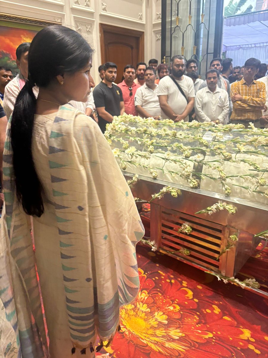 AmethiliveCom's tweet photo. प्रतीक यादव के असमायिक निधन से यादव परिवार में मातम, पोस्टमार्टम के बाद पार्थिव शरीर आवास पहुंचा। डिंपल यादव, अपर्णा यादव समेत परिवार के कई सदस्य भावुक नजर आए।
#PRATEEK #APARNA #AKHILESH #DIMPAL https://t.co/C95BZYtgAB
