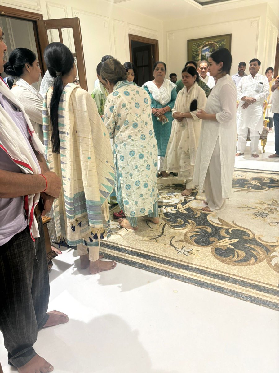 AmethiliveCom's tweet photo. प्रतीक यादव के असमायिक निधन से यादव परिवार में मातम, पोस्टमार्टम के बाद पार्थिव शरीर आवास पहुंचा। डिंपल यादव, अपर्णा यादव समेत परिवार के कई सदस्य भावुक नजर आए।
#PRATEEK #APARNA #AKHILESH #DIMPAL https://t.co/C95BZYtgAB