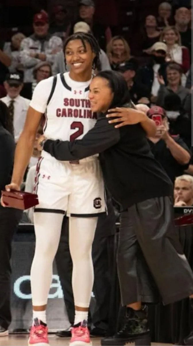 mdenson335's tweet photo. @GamecockWBB 💪 https://t.co/Zjflv8Vgeo
