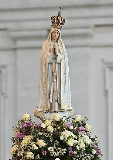 news_vaticano's tweet photo. ✨ Hoy 13 de mayo celebramos a Nuestra Señora de Fátima ✨

Cada 13 de mayo la Iglesia Católica celebra a Nuestra Señora de Fátima, una de las advocaciones marianas más queridas y extendidas en el mundo. Fue un día como hoy, pero en 1917, cuando la Virgen María se apareció por primera vez a los tres pastorcitos Lucía, Francisco y Jacinta en Cova da Iría, en Fátima, Portugal.

Ante aquellos niños humildes, la Madre de Dios llevó un mensaje claro para toda la humanidad: oración, conversión y paz. “Rezad el rosario todos los días para alcanzar la paz del mundo y el fin de la guerra”, pidió la Virgen en medio de un tiempo marcado por la violencia y el sufrimiento de la Primera Guerra Mundial.

Las apariciones de Fátima transformaron la vida de millones de personas y dieron origen a una devoción que continúa viva más de un siglo después. La Virgen también invitó a ofrecer sacrificios por la conversión de los pecadores y a confiar plenamente en la misericordia de Dios.

Con el paso de los años, la Iglesia reconoció la autenticidad de las apariciones y elevó a los altares a Francisco y Jacinta Marto, canonizados por el Papa Francisco en 2017 durante el centenario de las apariciones.

Varios Papas peregrinaron al Santuario de Fátima, entre ellos San Pablo VI, San Juan Pablo II, Benedicto XVI y el Papa Francisco, reafirmando la importancia espiritual de este lugar para toda la Iglesia. De manera especial, San Juan Pablo II atribuyó a la Virgen de Fátima haber salvado su vida tras el atentado sufrido el 13 de mayo de 1981.

Hoy, el mensaje de Fátima sigue vigente: volver a Dios, rezar el Rosario, vivir la fe con fidelidad y pedir por la paz del mundo.

Nuestra Señora del Rosario de Fátima, ruega por nosotros.

✍️ José María Mayoral @josemarimayoral