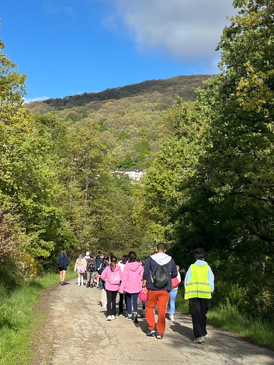 DiscipulasLeon's tweet photo. Nuestros chicos de la Weekcamp están hoy de excursión en medio de la naturaleza zamorana. Han visitado el Lago de Sanabria e incluso algunos valientes se han atrevido a meter los pies... (El agua estaba muuuuu fría)
#weekCamp #Englishisfun #english4all #Sanabria #leonesp https://t.co/3EIx7Lp4nm