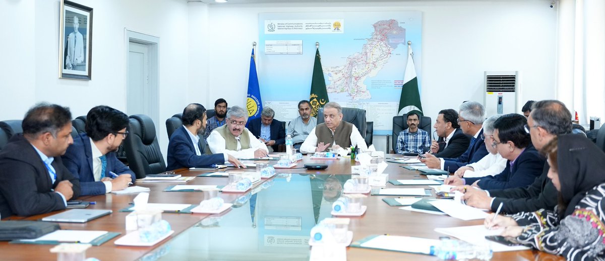 TokenEdge75cwf's tweet photo. وفاقی وزیر مواصلات عبدالعلیم خان کی زیر صدارت نیشنل ہائی وے کا اہم اجلاس،رنگ روڈ سے مانگا تک کے منصوبے پر بریفنگ دی گئی۔ پنڈی بھٹیاں سے فیصل آباد موٹروے ایم4 کی دونوں اطراف کو دو رویہ سے تین رویہ کرنے کا فیصلہ، ایم 4 موٹروے کے توسیعی منصوبے کو شروع کرنے کے ایک ماہ میں مکمل کرنے کی ہدایت، ایم ون، ایم ٹو اور ایئرپورٹ روڈ کے سنگم پر معرکہ حق کی یادگار تعمیر کرنے کا اعلان۔