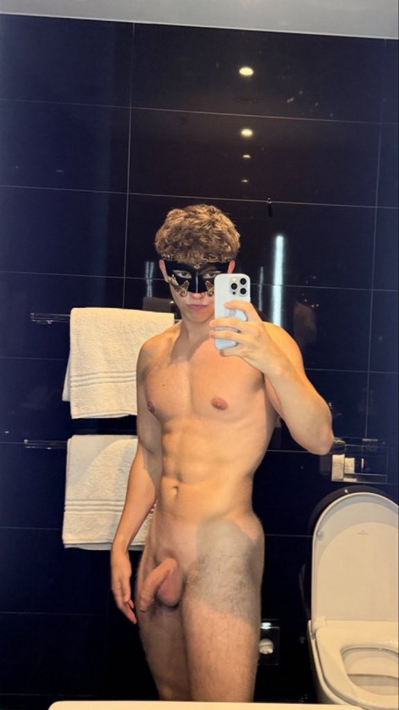 Manuxleo_'s tweet photo. Would you hire me as a private dancer? https://t.co/tJy69744mF
