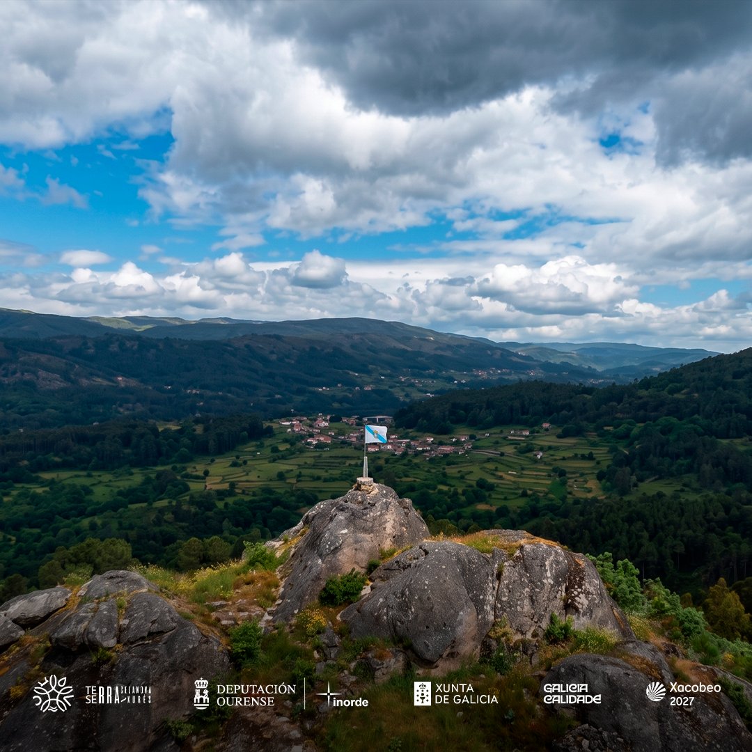 CelanovaXures's tweet photo. 🏰 Castelo dos Arauxo, unha fortaleza con historia en📍 San Martín de Arauxo, Lobios. 

Levantado no s.XII como lugar estratéxico fronte a Portugal, foi entregado por Fernando II ao bispo de Ourense. Hoxe é un enclave único no #XeodestinoCelanovaXurés 

🔗https://t.co/6OMBw7Me5r https://t.co/QMqVqUoyw0