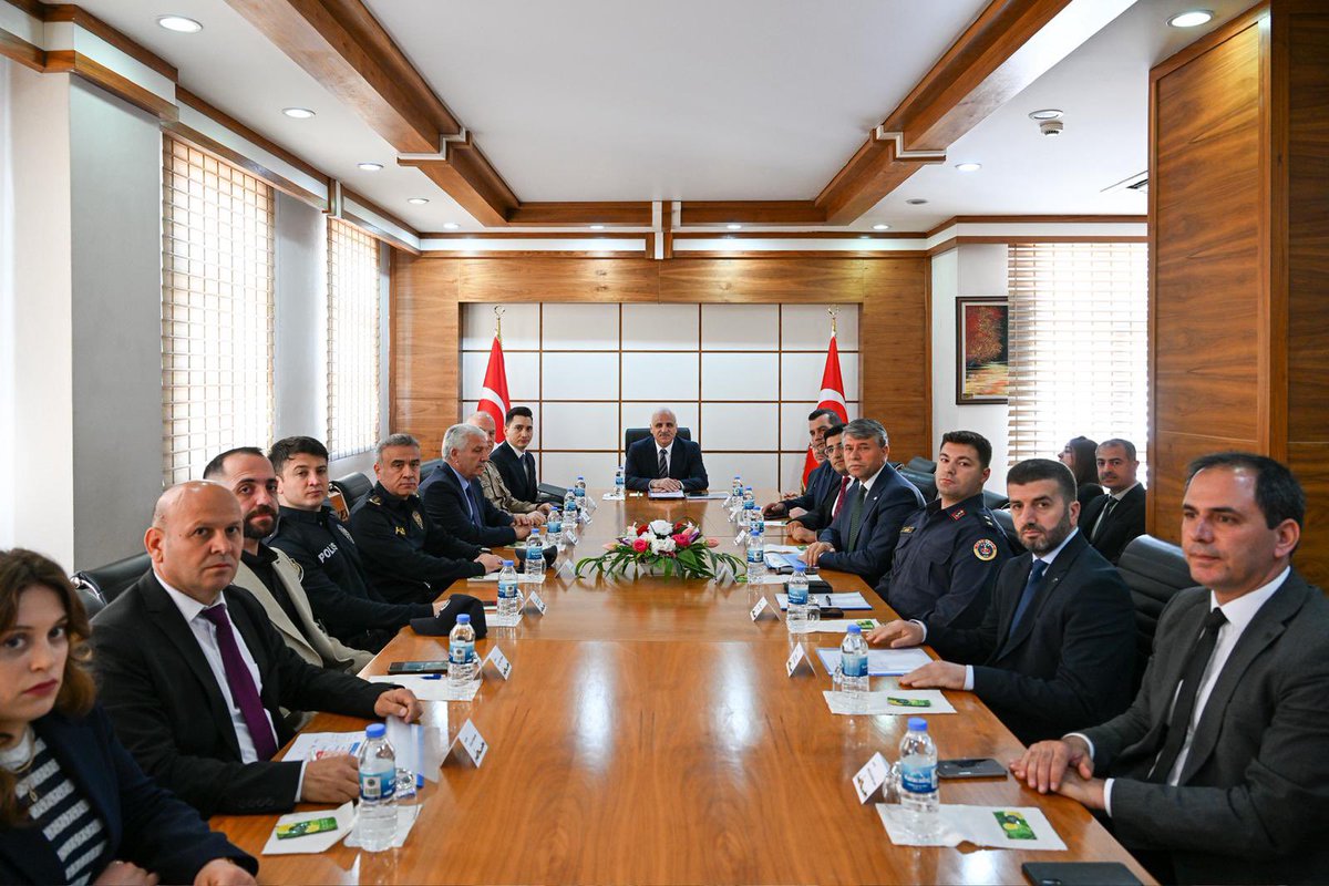 dbakirvalilik's tweet photo. 📍 Çermik

Valimiz Murat Zorluoğlu, Çermik Kaymakamlığını ziyaret ederek Kaymakam Adem Karataş’tan ilçede yürütülen çalışmalar ve kamu hizmetleri hakkında bilgi aldı.

Valimiz Zorluoğlu, vatandaş odaklı hizmet anlayışıyla ilçelerin ihtiyaç ve önceliklerinin yakından takip edildiğini belirterek, kamu hizmetlerinin etkin, verimli ve koordineli şekilde yürütülmesinin önemine dikkat çekti.

@vali_zorluoglu