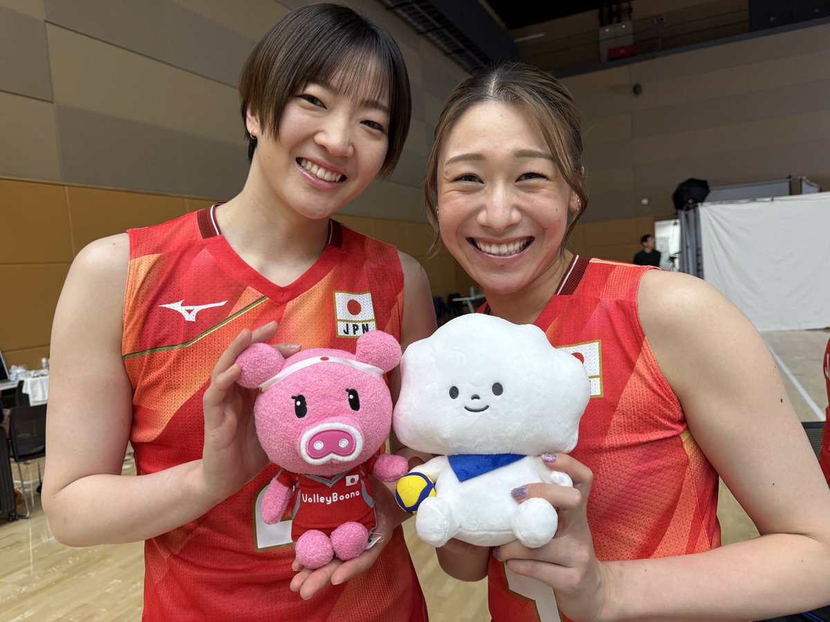 TBSvolleyboo's tweet photo. 本日は女子日本代表の
メディアDAYでした😊🙌
宣材写真の撮影やインタビュー取材を
行わせてもらいました🤤🙏🏻🙏🙇‍♀️

本日撮影した動画🎥や写真は
続々と公開していきます🌈💓

選手の皆様ご協力
本当にありがとうございます🌸

バレブーナもワクティも可愛がっていただき感謝です☺️👍👍👍

#NIPPONもうIPPON