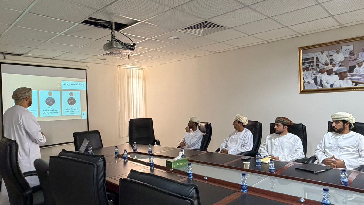 EduGovSsq's tweet photo. نظّم الفريق اللامركزي لتطبيق المنصة الوطنية للمقترحات والشكاوى والبلاغات (تجاوب) بتعليمية جنوب الشرقية صباح اليوم الأربعاء 13 مايو 2026م بالقاعة الكبرى، ورشة عمل تعريفية متخصصة حول آليات عمل المنصة، استهدفت أعضاء الفرق التنفيذية من الأقسام المستحدثة. قدم الورشة الأستاذ جمعة ��ن راشد الصلتي، رئيس قسم نظم المعلومات ومدير النظام بتعليمية المحافظة، وذلك في إطار الجهود الرامية لمواكبة توجهات التحول الرقمي وتحسين جودة الخدمات الحكومية المقدمة للمواطنين والمقيمين.
ركزت الورشة في مستهل أعمالها على استعراض الرؤية الاستراتيجية لمنصة "تجاوب"، والتي تسعى إلى مد جسور التواصل الفعال مع المستفيدين وتعزيز الشراكة المجتمعية. وأوضح الصلتي أن الهدف الأساسي من هذه اللقاءات هو تمكين الفرق اللامركزية ورفع كفاءتها في التعامل مع المقترحات والبلاغات، بما يضمن سرعة الاستجابة ودقة المعالجة، الأمر الذي ينعكس بشكل مباشر على رفع مستوى رضا الجمهور وت��وير الأداء المؤسسي.
كما اشتملت محاور الورقة التدريبية على شرح مفصل لمسار الطلبات داخل النظام، بدءًا من تصنيف نوع الطلب (مقترح، شكوى، أو بلاغ)، وصولا�� إلى تحديد الأدوار والتكامل بين الفريقين المركزي واللامركزي. وتم تسليط الضوء بشكل دقيق على معايير الاستجابة الزمنية المعتمدة، وآليات الرد الفني والتواصل المباشر مع أصحاب العلاقة، لضمان أعلى درجات الشفافية والمهنية في معالجة المدخلات.
وفي ختام الورشة، شهدت القاعة تفاعلاً واسعاً من المشاركين الذين استعرضوا أفضل الممارسات المقترحة لتجاوز التحديات الميدانية وتطوير الأداء الرقمي. وقد أكد الحضور على أهمية هذه الورش في توحيد إجراءات العمل داخل الأقسام المستحدثة، مما يساهم في تحقيق نقلة نوعية في جودة الخدمات التي تقدمها المديرية عبر المنصة الوطنية الموحدة.
#تجاوب
