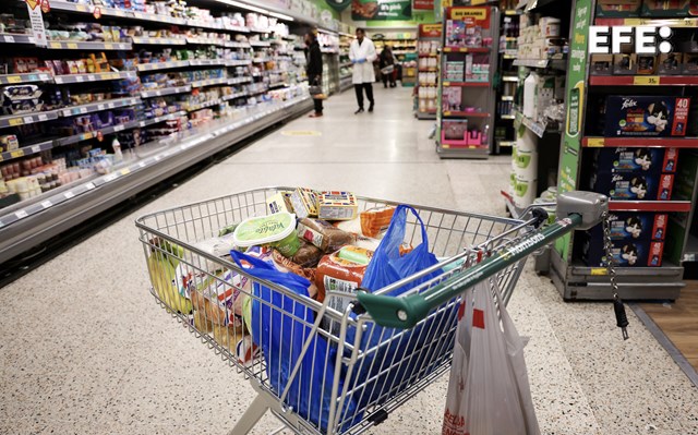 EFEnoticias's tweet photo. Casi uno de cada dos trabajadores  reduce la calidad o cantidad del consumo de alimentos por la pérdida de poder adquisitivo experimentada en los últimos cinco años, según un informe del sindicato USO.

https://t.co/JJdHKpnDiA https://t.co/uzcwRXnUy4