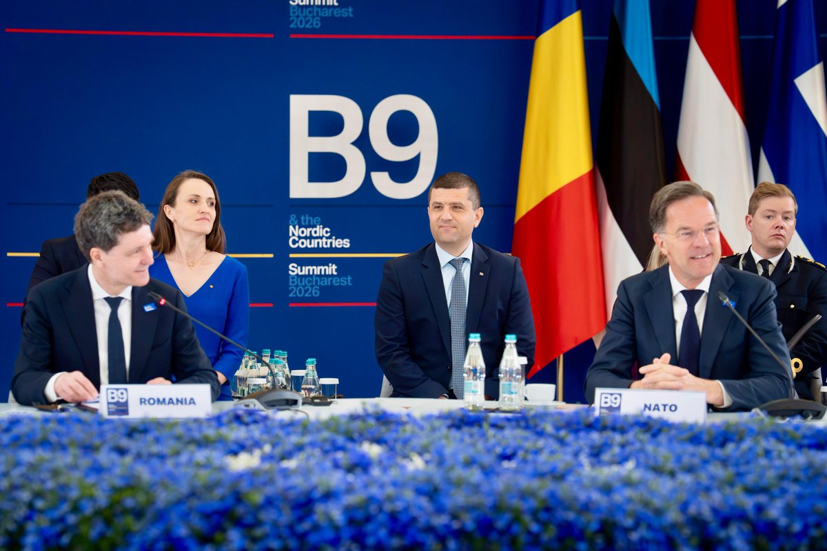 oana_toiu's tweet photo. 🇷🇴 București, centrul discuțiilor de securitate ale Flancului Estic.

A început, la Palatul Cotroceni, Summitul Formatului București 9 (B9) și al Țărilor Nordice, co-prezidat de președintele Nicușor Dan și de președintele Poloniei, Karol Nawrocki, sub tema „Delivering More for Transatlantic Security".

La masă sunt 14 aliați NATO + invitați speciali:
🇧🇬 Bulgaria 🇨🇿 Cehia 🇪🇪 Estonia 🇱🇻 Letonia 🇱🇹 Lituania 🇵🇱 Polonia 🇷🇴 România 🇸🇰 Slovacia 🇭🇺 Ungaria
🇩🇰 Danemarca 🇫🇮 Finlanda 🇮🇸 Islanda 🇳🇴 Norvegia 🇸🇪 Suedia alături de Secretarul General NATO Mark Rutte, președintele Ucrainei Volodimir Zelenski și reprezentantul SUA, subsecretarul de stat Thomas DiNanno.
