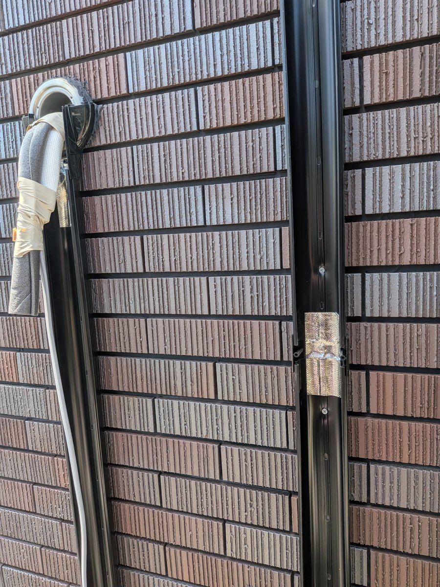 K2tech_AC's tweet photo. タイルや段差上でビスが打てない。
ビニテ、養生テープ等は熱で粘着力なくなる。

当社はダクト工事もするので、ダクト用のALGCテープを用いてます。
普通のルームエアコン屋さんじゃおそ���くこの発想に至りませんw
熱変化だけでなく引っ張り方向も強いのでなにかと便利です！ https://t.co/fdXAHOL7ux