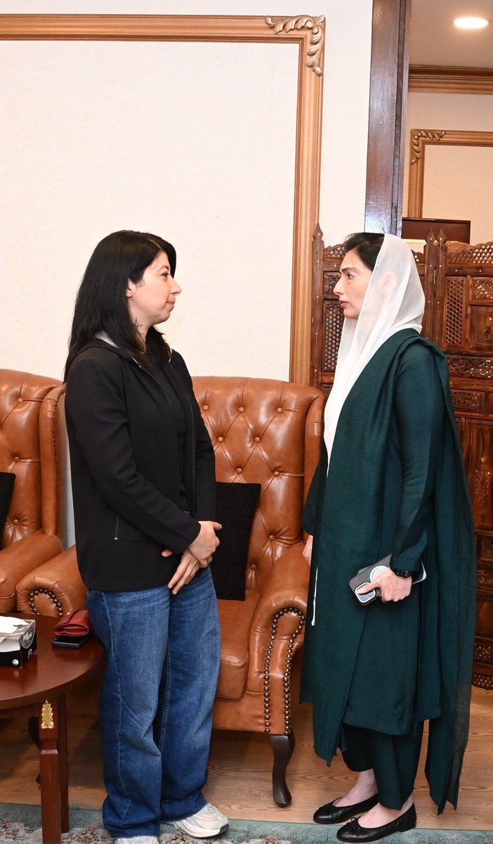MediaCellPPP's tweet photo. خاتونِ اول اور رکن قومی اسمبلی بی بی آصفہ بھٹو زرداری یورپ کی بلند ترین چوٹی ایلبرس سے اسنو بورڈنگ اور دنیا کے مشکل ترین گلیشیئرز پر مہمات سر کرنے والی معروف  ایڈونچر ایتھلیٹ ثمر خان سے ملاقات کررہی ہیں۔
@AseefaBZ https://t.co/5s41jPv74k