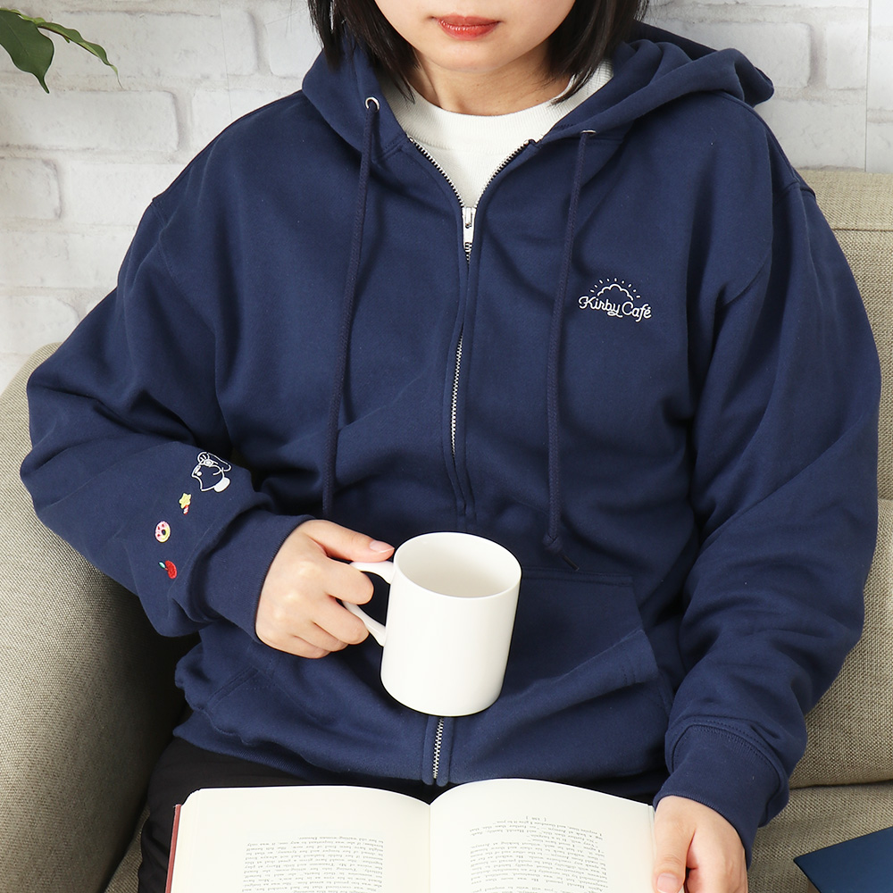 KirbyCafeJP's tweet photo. 天気の良い日が増えたけど、やっぱりまだ朝晩はちょっぴり冷える日が続きますよね。
そんな時にも一着あると大活躍のパーカー⭐

さりげなくデザインされたカービィの刺繍アイコンがとってもキュート♪
M/Lの２サイズ展開です。

▼通販サイトはこちら
https://t.co/5Oq42lSbUr https://t.co/ZknAZuFUDR