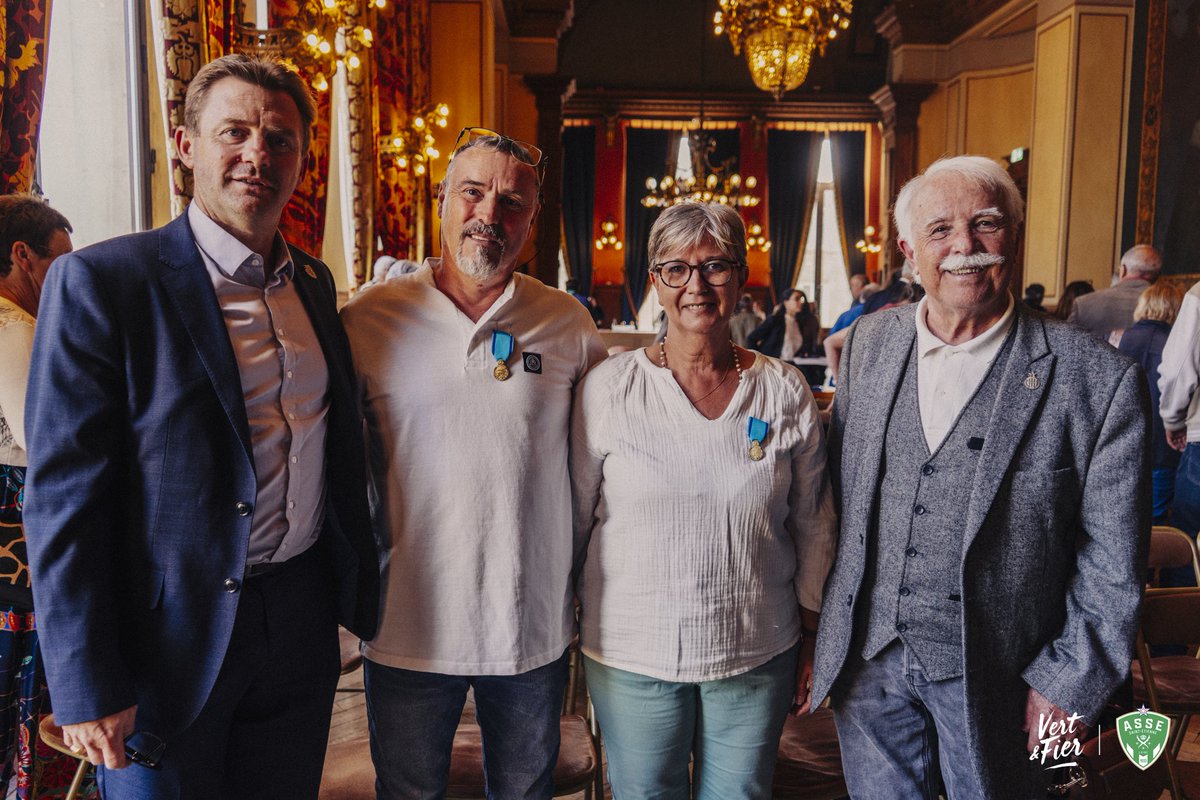 ASSECoeurVert's tweet photo. 👏 Félicitations à Pascal et Sylvie Brousmiche, récompensés hier soir par la médaille de bronze de la Jeunesse, des Sports et de l’Engagement Associatif 🥉

Une belle reconnaissance pour leur investissement sans faille auprès de nos sections de Foot-Fauteuil depuis 10 ans 💚 https://t.co/ZmEcP7GKrm