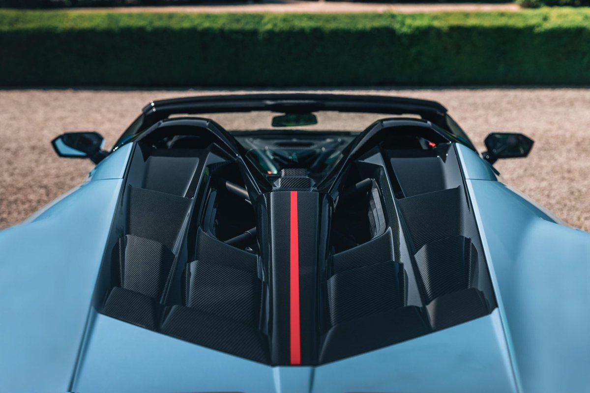 Luxe_net's tweet photo. Lamborghini Fenomeno Roadster 2026 : 1 065 chevaux et 15 exemplaires pour le roadster le plus puissant de l’histoire ◾️

A découvrir — https://t.co/mAswnKwFwh https://t.co/d3gINCygWZ
