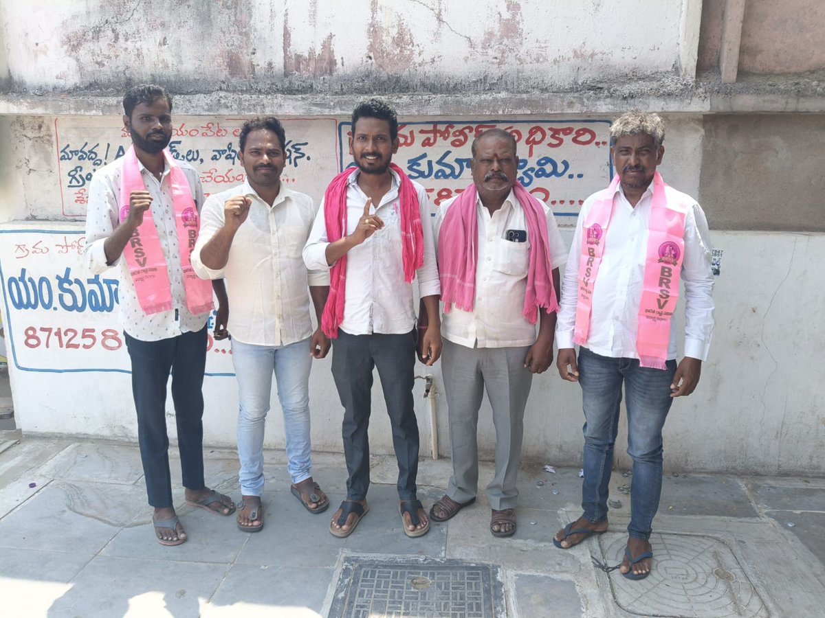 ShivaTrsv's tweet photo. @KTRBRS @BRSparty @Gellusrinuyadav @NEET_Exam
నీట్ పేపర్ లీకేజీ కేంద్ర ప్రభుత్వ అసమర్థతకు పరాకాష్ఠ:బీఆర్ఎస్వీ రాష్ట్ర నాయకులు కొమ్ముల శివ ధ్వజం  దేశవ్యాప్తంగా సంచలనం సృష్టిస్తున్న నీట్ (NEET) పరీక్షా పత్రం లీకేజీ వ్యవహారంపై బీఆర్ఎస్వీ (BRSV) రాష్ట్ర నాయకత్వం నిప్పులు చెరిగింది. https://t.co/9bfTSImVpq