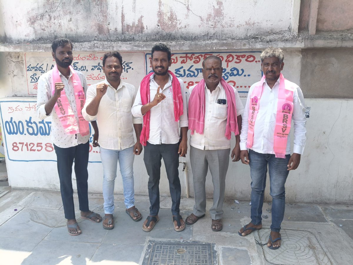 ShivaTrsv's tweet photo. @KTRBRS @BRSparty @Gellusrinuyadav @NEET_Exam
నీట్ పేపర్ లీకేజీ కేంద్ర ప్రభుత్వ అసమర్థతకు పరాకాష్ఠ:బీఆర్ఎస్వీ రాష్ట్ర నాయకులు కొమ్ముల శివ ధ్వజం  దేశవ్యాప్తంగా సంచలనం సృష్టిస్తున్న నీట్ (NEET) పరీక్షా పత్రం లీకేజీ వ్యవహారంపై బీఆర్ఎస్వీ (BRSV) రాష్ట్ర నాయకత్వం నిప్పులు చెరిగింది. https://t.co/9bfTSImVpq