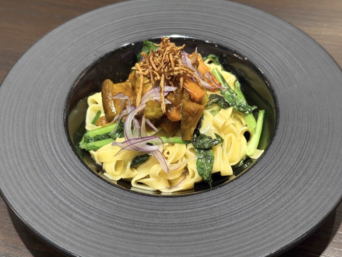 AMADEUS_STORY's tweet photo. 🍛プラントベースのカリーパスタ🍝
少し珍しいカリーペーストを使用したパスタ。
大きめにカットされたナスやセロリがゴロゴロ入れて、仕上げに揚げごぼうを乗せました。
14時までにご注文くださった方はお得なランチドリンクセットをご注文いただけます。
皆様のご来店心よりお待ちしております✨ https://t.co/jZSikmAlJ4