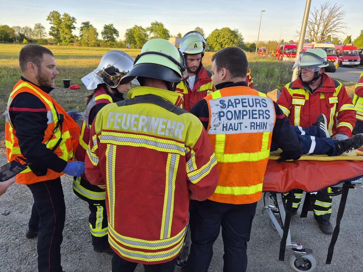 sdis68's tweet photo. 🚒🇫🇷🇩🇪 Exercice transfrontalier de secours routier entre les sapeurs-pompiers du CIS Fessenheim, les CPI du bassin opérationnel et la Feuerwehr Hartheim
➡️ Coordination des secours et échanges de savoir-faire au service de la sécurité des populations des deux côtés du Rhin. https://t.co/ksq738efZa