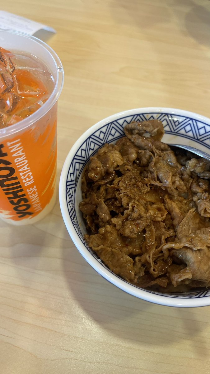 whosabilas's tweet photo. jauh-jauh ke bandung makannya apa? yaps yoshinoya https://t.co/5OOHq1cgxC