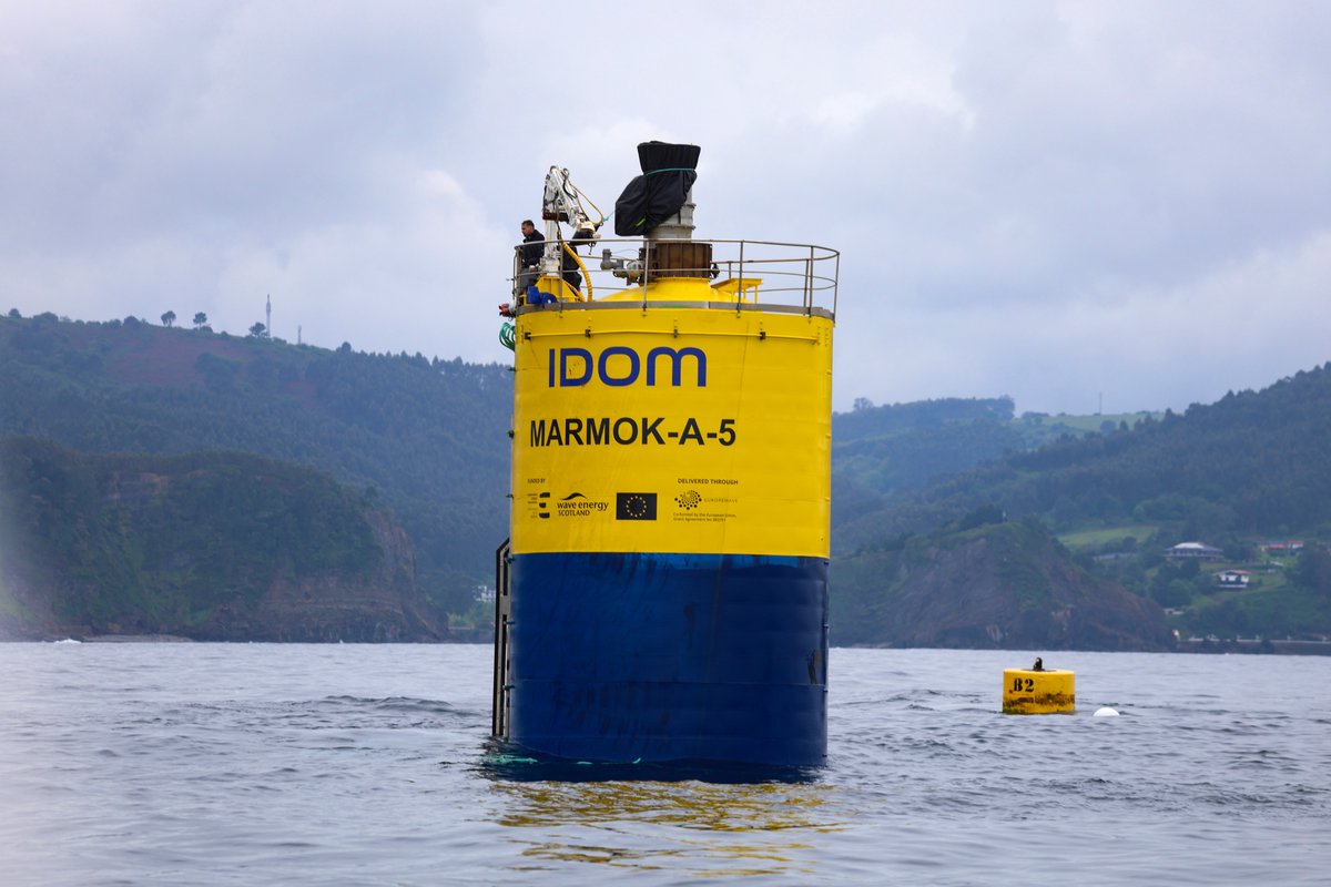bimep_sa's tweet photo. BiMEPek IDOMen gailu flotatzaile berria, MArmok-A5, hartu du. Olatuen bidez energia sortzeko sistema baten prototipoa da. Datozen hilabeteetan, diseinua eta funtzionamendua ebaluatuko dira, itsasoko baldintza errealetan.
➡️ https://t.co/WUHUgGxmMf https://t.co/MF03MkS3i4