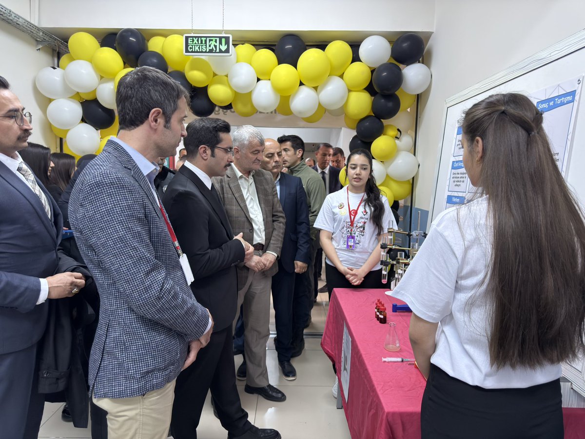 refahiye1's tweet photo. Kaymakamımız Sayın Halil İbrahim KÖROĞLU, Refahiye Fen Lisesi öğrencileri tarafından hazırlanan ve TÜBİTAK 4006 Bilim Fuarları Destekleme Programı kapsamında düzenlenen bilim fuarına katıldı. 
https://t.co/6SCR4kCMp6? https://t.co/OU3chlK3wy