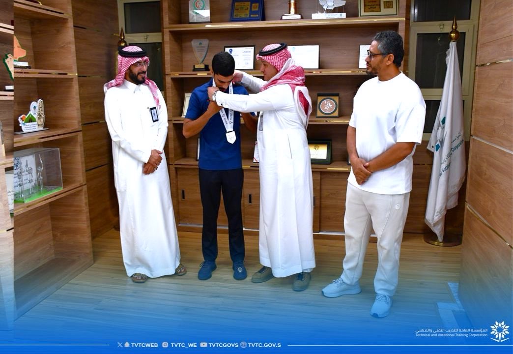 tvtc_assir's tweet photo. كرم مدير عام الإدارة العامة د.أحمد آل مريع وبحضور عميد الكلية التقنية بأبها د.يحيى آل كاسي ووكلاء الكلية المتدرب عبدالله مشبب الشهراني الحاصل على الميدالية الفضية في بطولة الاتحاد السعودي للرياضة الجامعية والتي استضافتها جامعة الملك سعود بمشاركة ١٩ جامعة سعودية .
#التدريب_التقني https://t.co/QIZmEJ7H3R