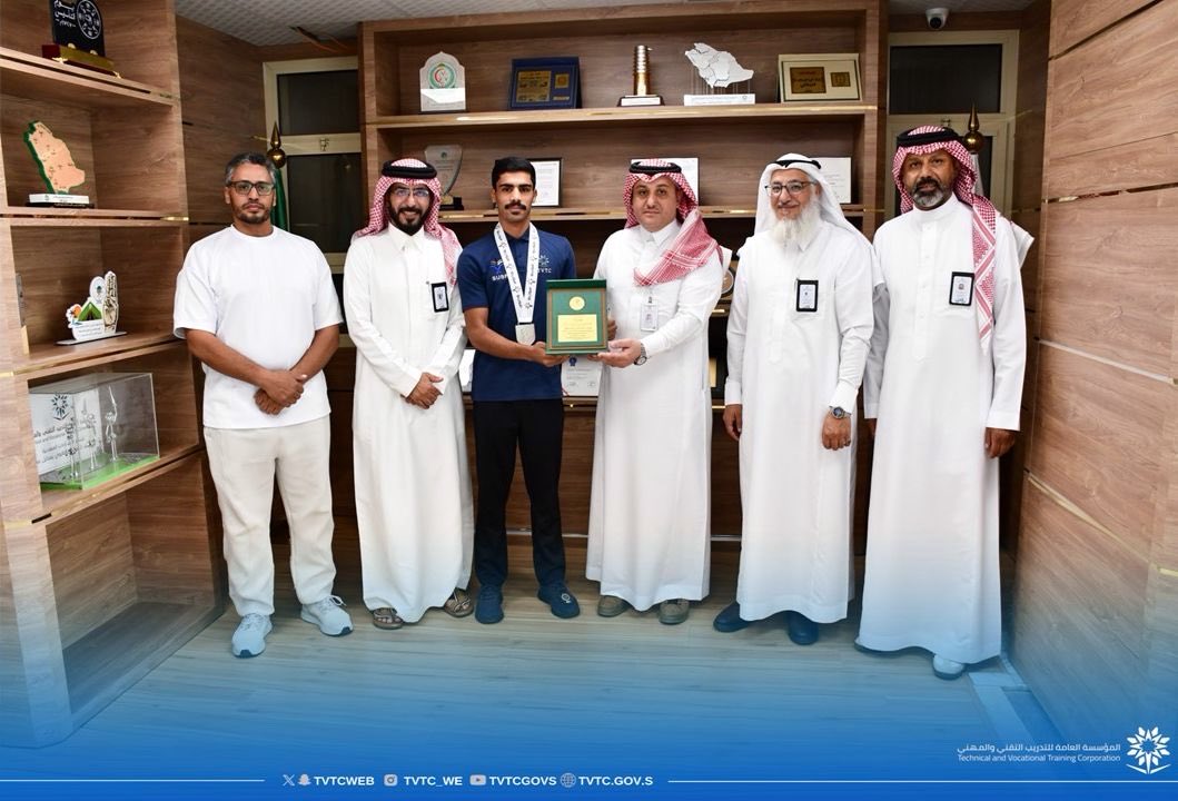 tvtc_assir's tweet photo. كرم مدير عام الإدارة العامة د.أحمد آل مريع وبحضور عميد الكلية التقنية بأبها د.يحيى آل كاسي ووكلاء الكلية المتدرب عبدالله مشبب الشهراني الحاصل على الميدالية الفضية في بطولة الاتحاد السعودي للرياضة الجامعية والتي استضافتها جامعة الملك سعود بمشاركة ١٩ جامعة سعودية .
#التدريب_التقني https://t.co/QIZmEJ7H3R