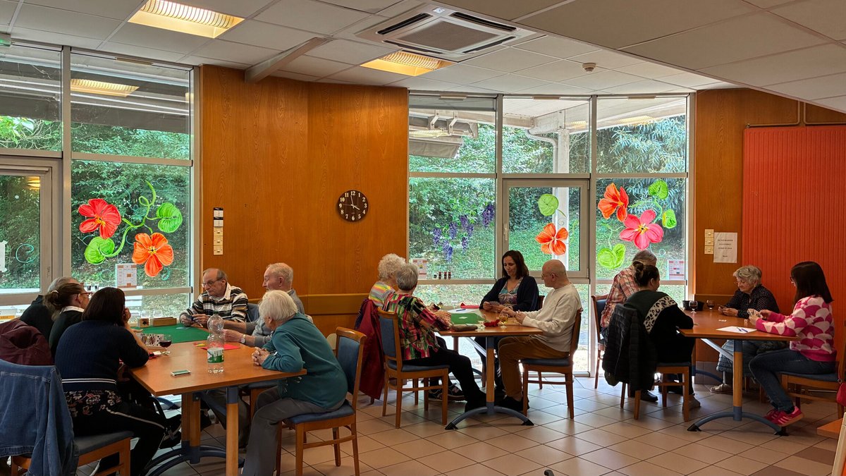 VilleLimoges87's tweet photo. ♠♥ Le 6 mai, une belle rencontre autour de la #belote a réuni les résidents de l’#EHPAD Le Roussillon, de la RAM des Casseaux et de l’EHPA Unifores.
Dans une ambiance conviviale, cet après-midi a été rythmé par des moments de partage et de belles parties disputées dans la bonne humeur !