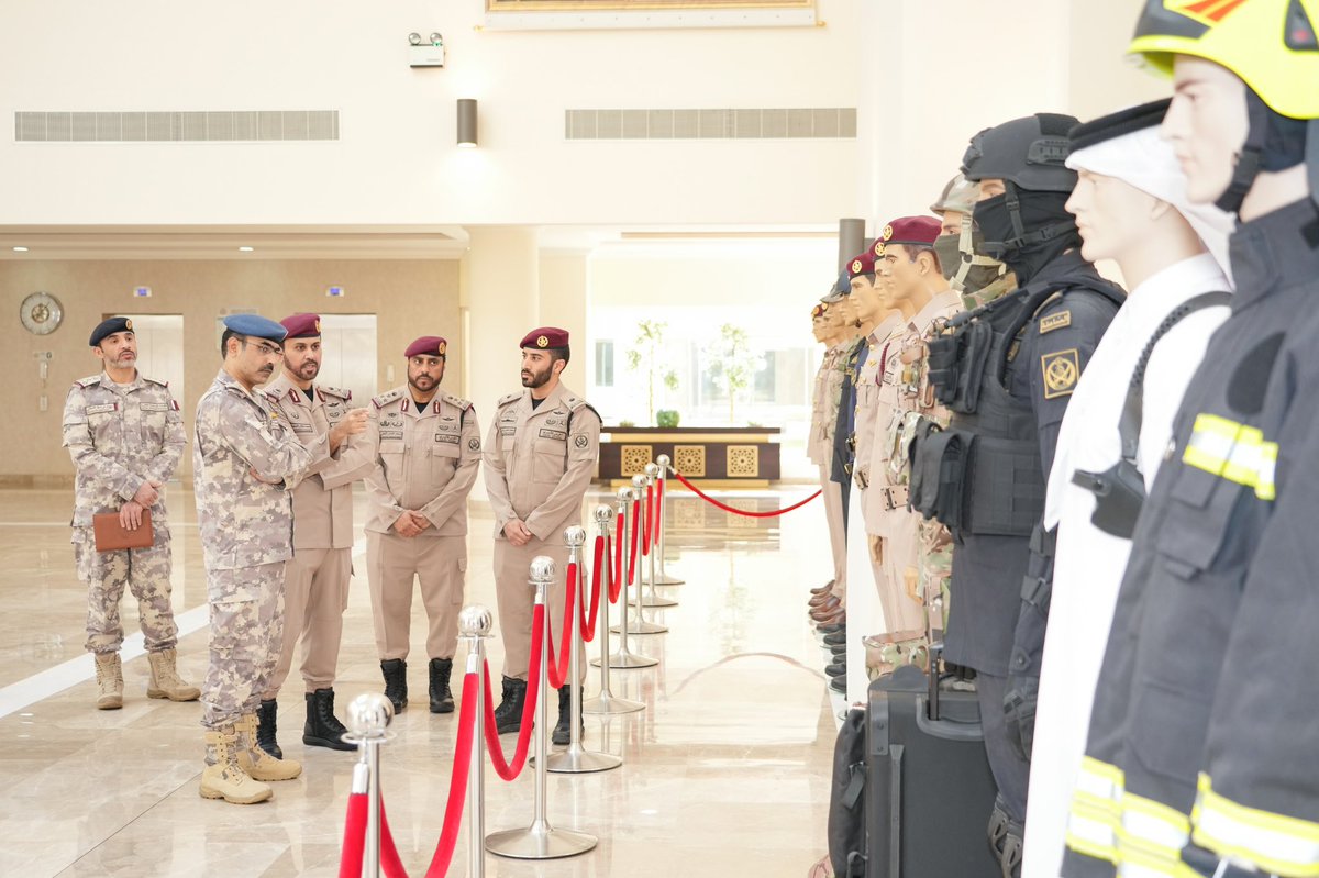 QatarAmiriGuard's tweet photo. زار سعادة الفريق الركن (طيار) جاسم بن محمد المناعي، رئيس أركان القوات المسلحة القطرية، اليوم، معسكر الحرس الأميري "برزان"، حيث كان في استقباله سعادة اللواء الركن محمد بن سلطان السويدي، قائد الحرس الأميري. https://t.co/oKfHB6KoRe