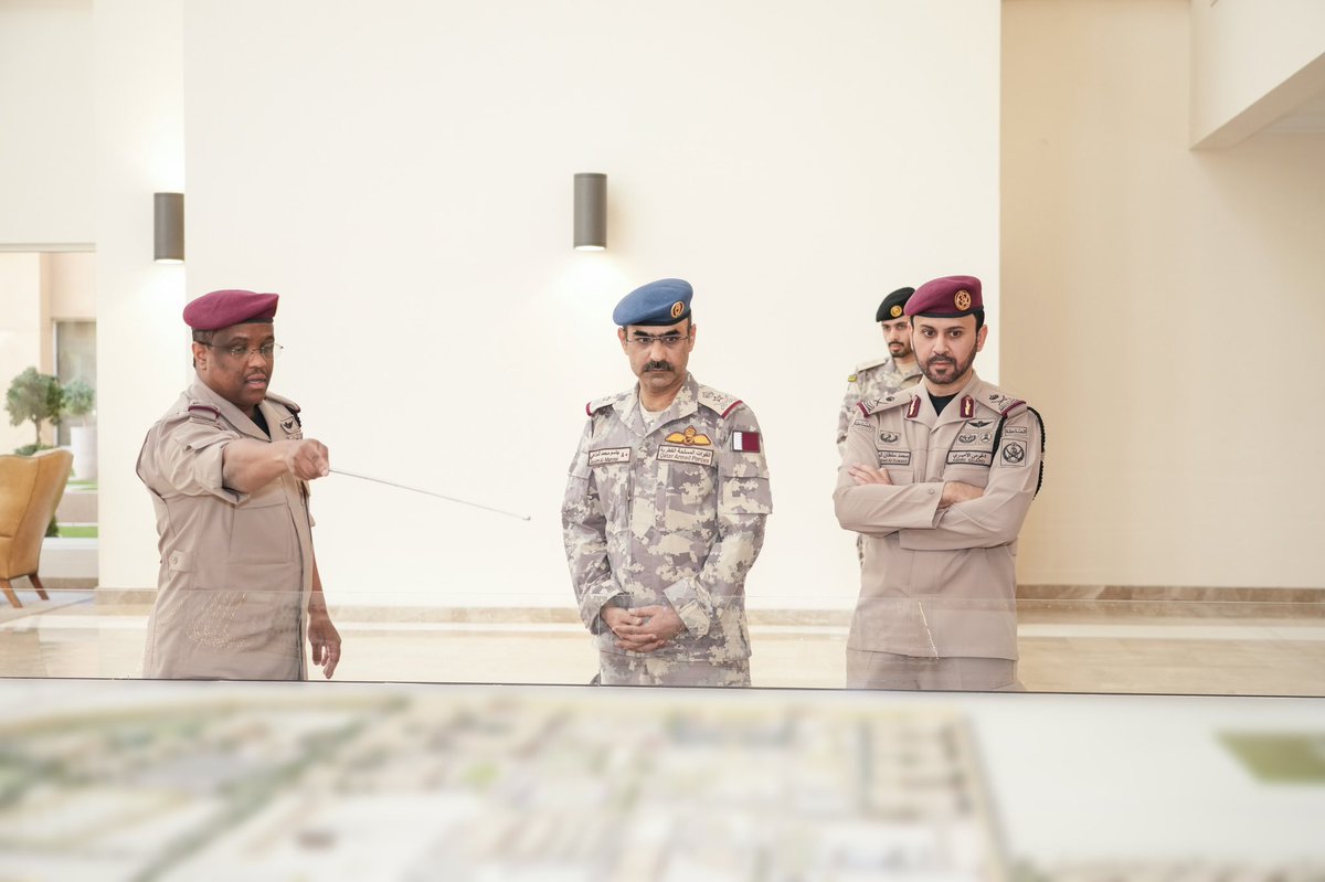 QatarAmiriGuard's tweet photo. زار سعادة الفريق الركن (طيار) جاسم بن محمد المناعي، رئيس أركان القوات المسلحة القطرية، اليوم، معسكر الحرس الأميري "برزان"، حيث كان في استقباله سعادة اللواء الركن محمد بن سلطان السويدي، قائد الحرس الأميري. https://t.co/oKfHB6KoRe