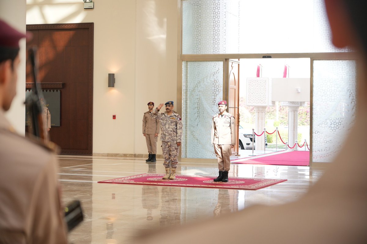 QatarAmiriGuard's tweet photo. زار سعادة الفريق الركن (طيار) جاسم بن محمد المناعي، رئيس أركان القوات المسلحة القطرية، اليوم، معسكر الحرس الأميري "برزان"، حيث كان في استقباله سعادة اللواء الركن محمد بن سلطان السويدي، قائد الحرس الأميري. https://t.co/oKfHB6KoRe