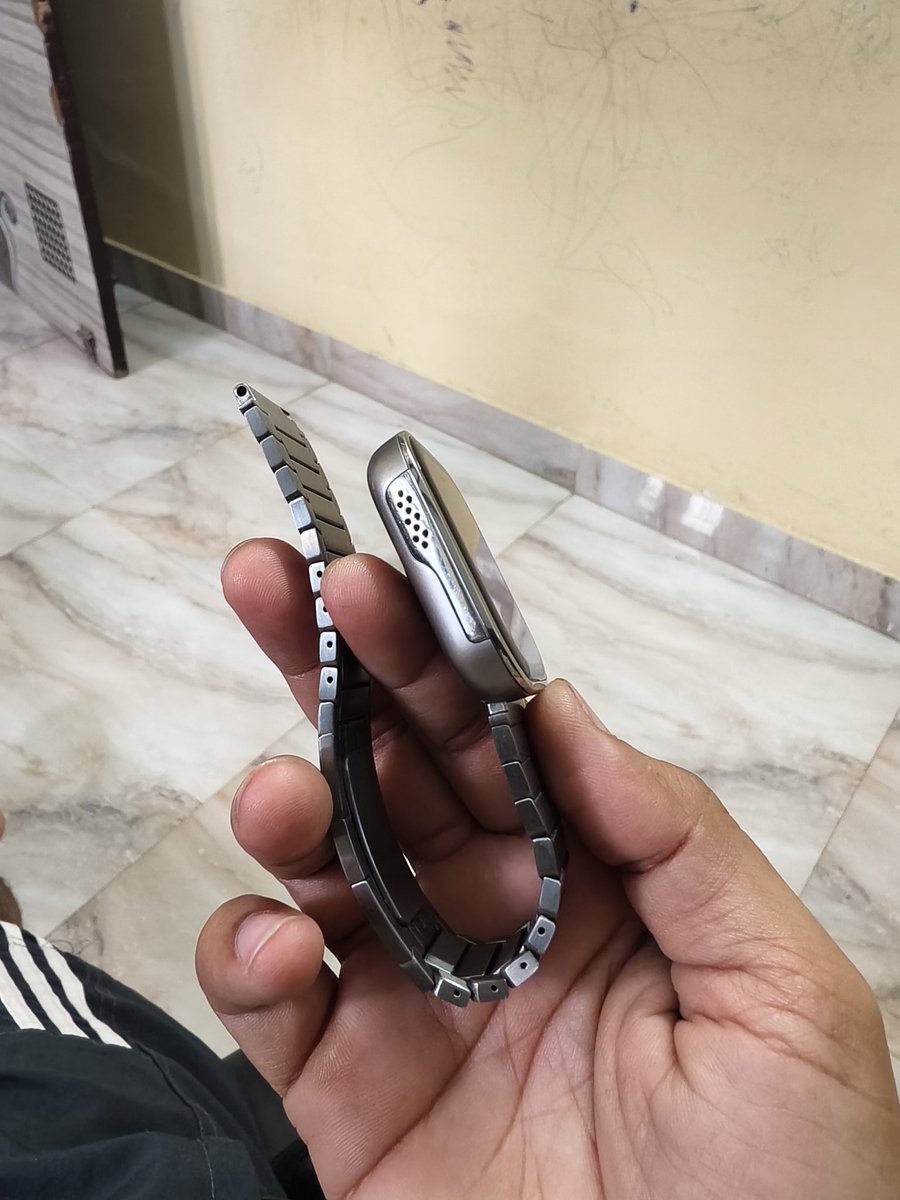 EngYouVlog's tweet photo. This is the quality of Noise Smart watch worth 8000 
Quality look like 1000 rs 
No normal uses it get damaged 
Totally waste of money 

#noise
#noisesmartwatch
@gonoise @RockWithboAt @oneplus @AmazonHelp @Apple @SamsungIndia https://t.co/mwjdLsiH1Z
