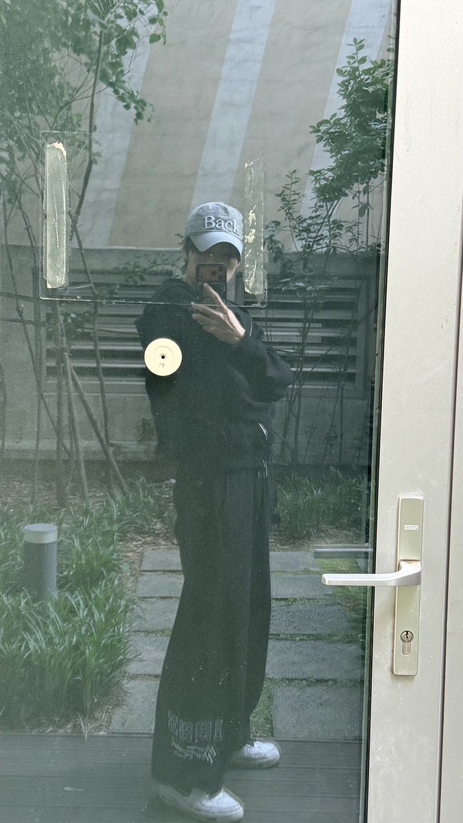 xdjmessage's tweet photo. [260513] 05:53 PM KST — 🦕🫧 

‘It’s still very cold in Korea’

‘But when I exercise, I only wear a tank top’ https://t.co/WRcjeY4d1K