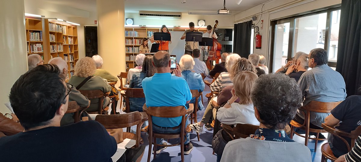 BibliotecaFlix's tweet photo. Avui Xavier Vega, en la sessió de maig de l’Atreveix-te a Pensar ens parla sobre:   𝑬𝒍 𝑨𝒍𝒆𝒑𝒉  𝒅𝒆 𝑱.𝑳 𝑩𝒐𝒓𝒈𝒆𝒔.
Amb preludi musical, a càrrec del quartet d' alumnes de l'Escola de Música.
Unes imatges.

@BibliotecaFlix 
@AjuntamentFlix
#EmmdeFlix
#quefemalesbiblios https://t.co/tbgbdXKOqK