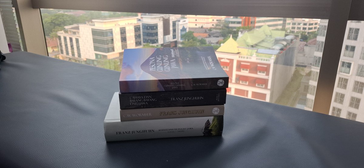 ab1992w's tweet photo. Menikmati bulan Mei yang banyak tanggal merahnya bersama buku-buku Kang @malikarrahiem https://t.co/6qO0pf9o1D
