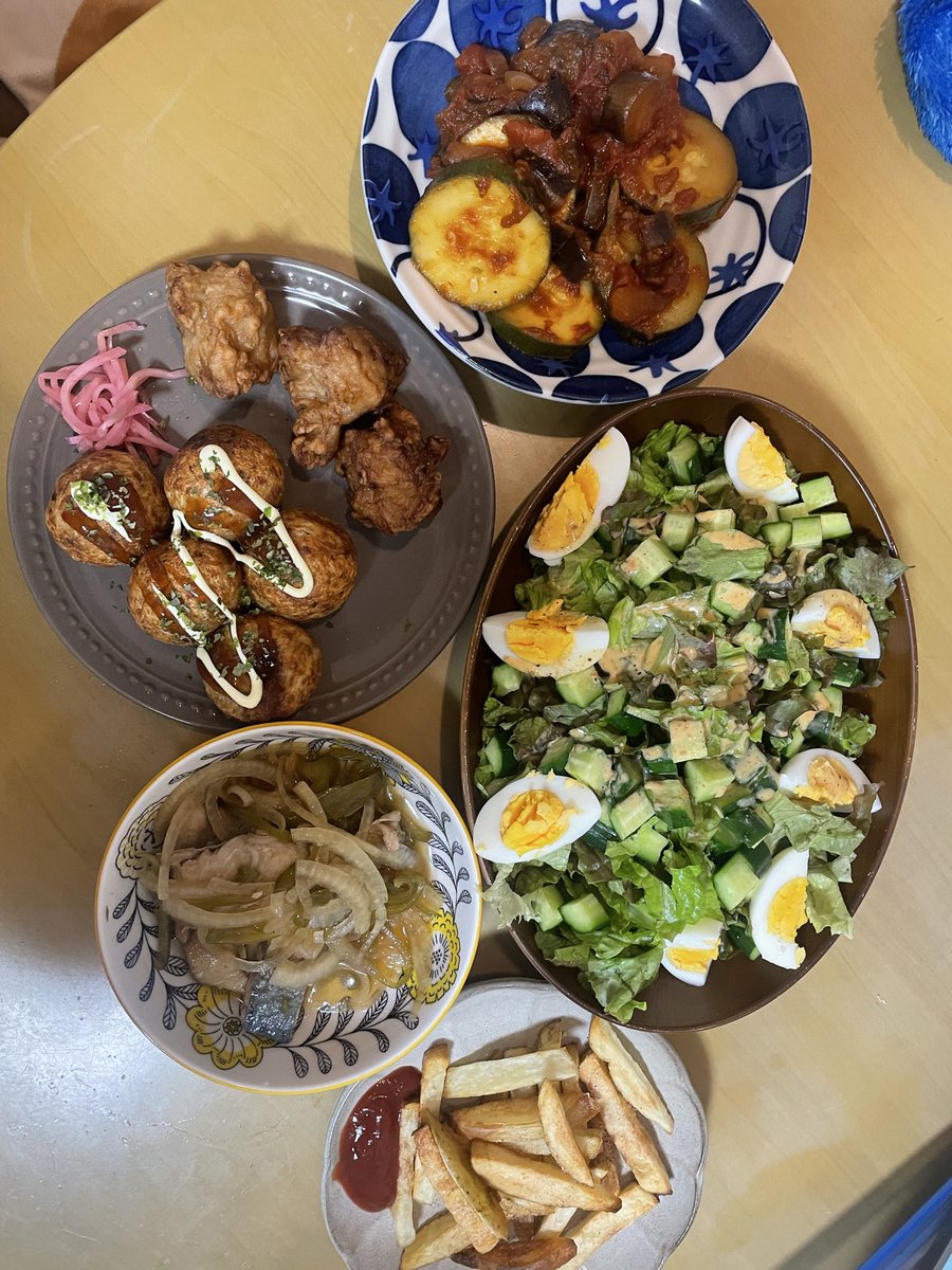 m_misakiii's tweet photo. エアフライヤーが我が家に！！(義父母からの頂き物ですありがとうございます)
じゃがいもは、もうこれでいいじゃん！となってヘルシーなポテト生活が始まりそう🍟たこ焼きはエアフライヤーおすすめとのことで、サクッととろとろ美味しかった👌

#おうちごはん #エアフライヤー https://t.co/hpO3g5cOBr