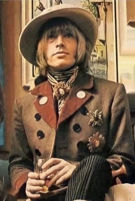 anouchkavintage's tweet photo. <Dandie Fashions>のジャケットを着たピーコックなブライアン・ジョーンズ。なぜ3枚写真載せたかというと
①デザインの良さはもちろんなんだけど、ブローチの使い方を見てほしくて。②帽子に巻いたスカーフの彩り。黄色とグリーンがいい。彼のお洒落は捻りが効いてる。③全身はこうでした。1967年1月。 https://t.co/zUbEypAIFH