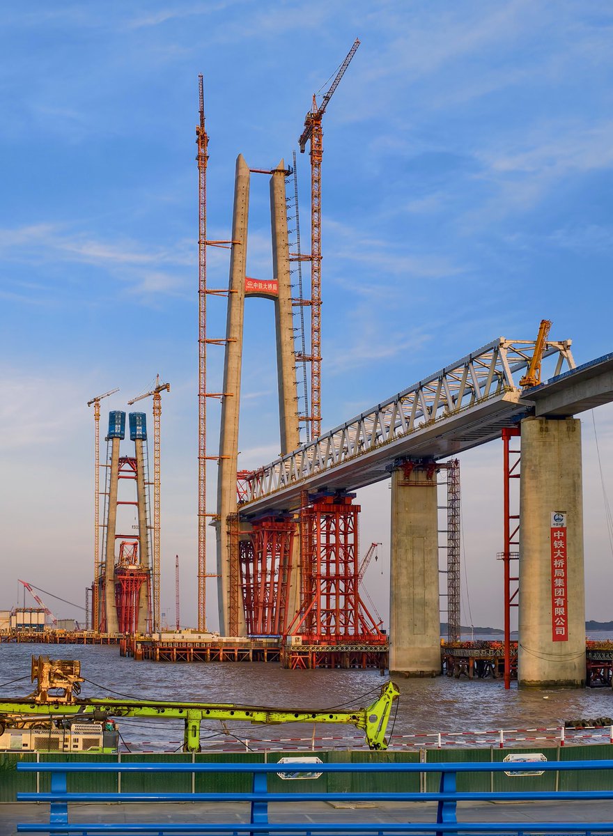 杭進堂 Construction of the 29.2-km Hangzhou Bay Cross-Sea Railway Bridge